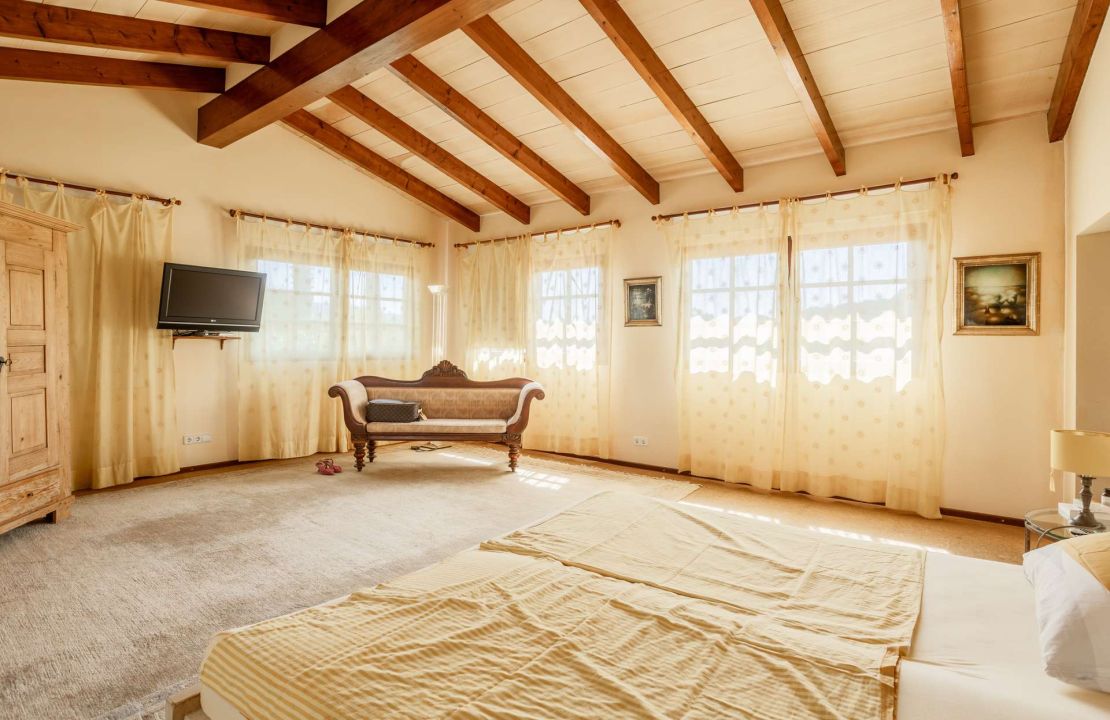 Charming Country Retreat near Campanet with Main House & Guesthouse